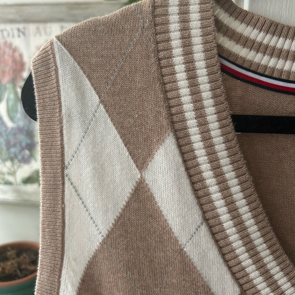 Tan and White Argyle Sweater Vest Men’s and Women’s Tommy Hilfiger - Picture 3 of 9